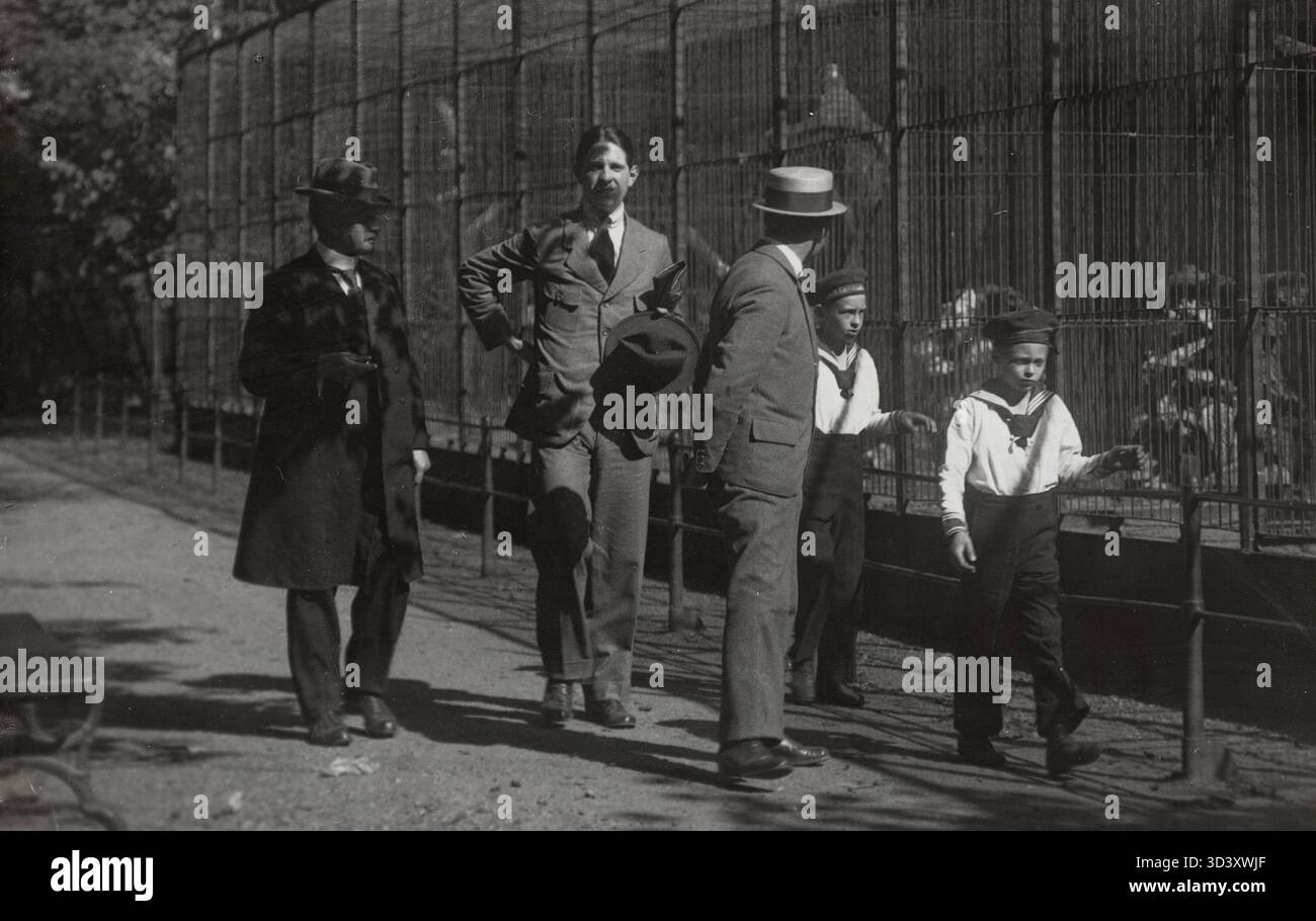 Friedrich et Humbertus, fils de l'ancien prince héritier Guillaume III d'Allemagne, traversent Artis à Amsterdam, aux pays-Bas, accompagnés par le maire Peereboom de Wieringen en 1919. Banque D'Images