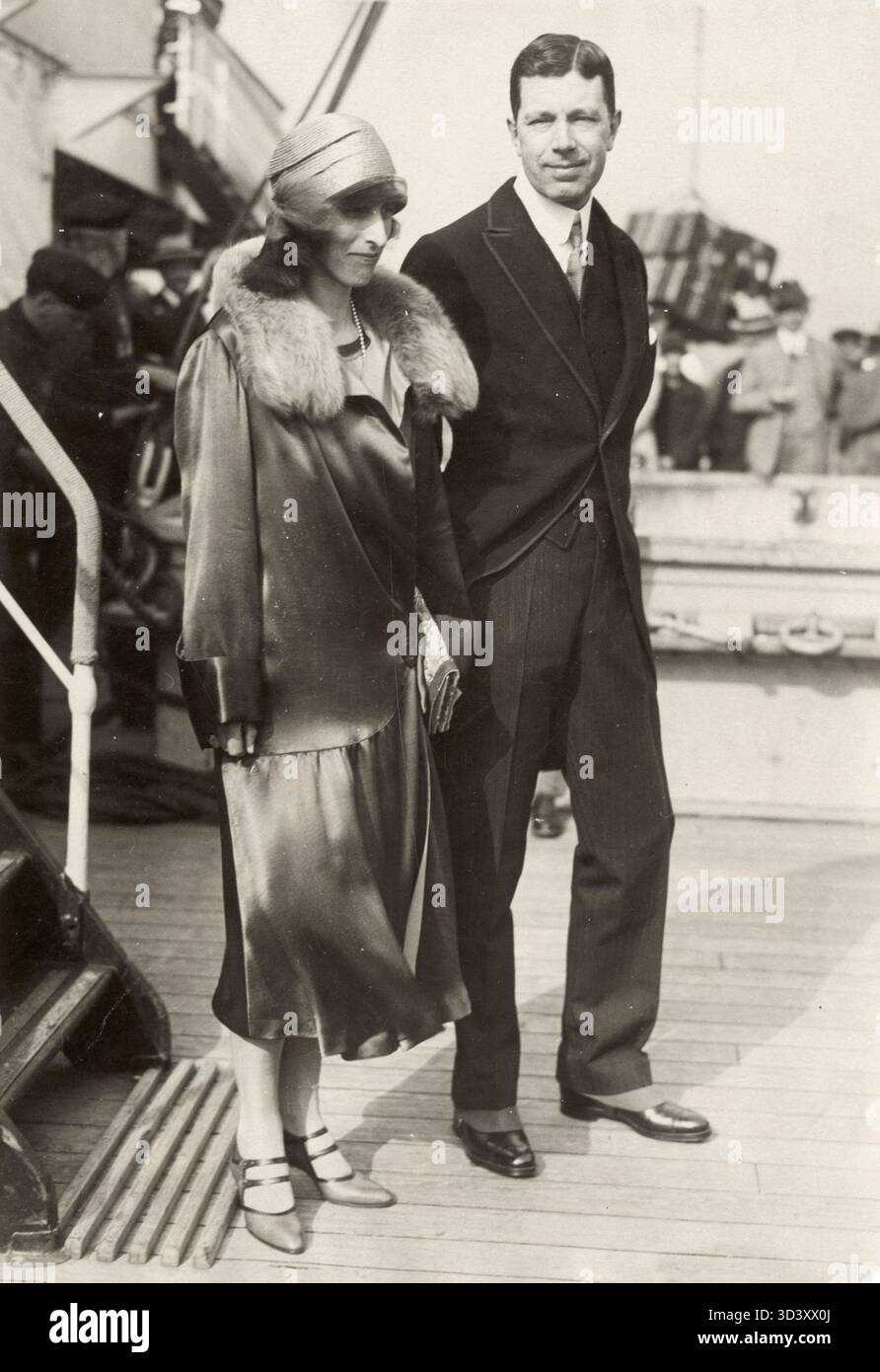 Le prince héritier Gustav Adolf de Suède et son épouse Louise à bord du SS Gripsholm avant leur visite aux États-Unis en décembre 1926. Cette image fait partie de la collection Het Leven mais n'a jamais été publiée dans le magazine. Banque D'Images