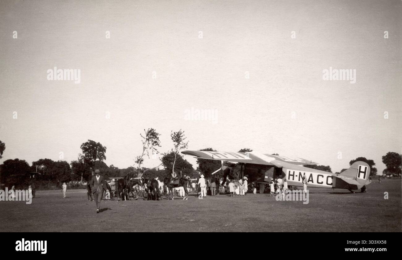 Cette photo montre le KLM Fokker VII (H-NACC) lors de son premier vol vers les Indes orientales néerlandaises en novembre 1924. L'avion est photographié sur un terrain d'atterrissage à Allahabad, en Inde. Banque D'Images