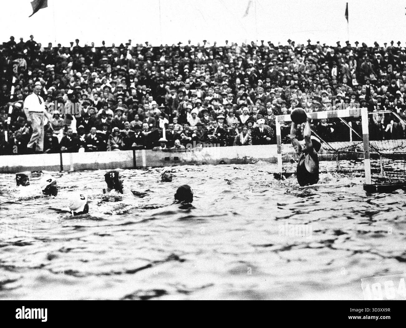 Cette photographie capture les matchs de water-polo qui ont eu lieu pendant les Jeux olympiques d'été de 1928 à Amsterdam, mettant en valeur l'intensité et la nature compétitive du sport aux Jeux du 1er septembre 1928. Banque D'Images