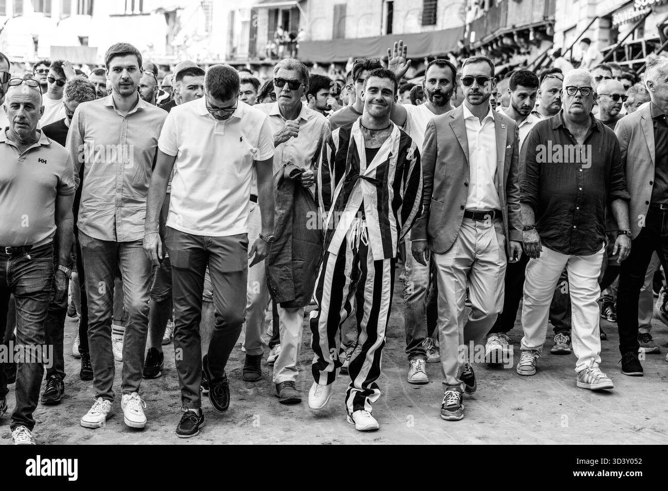 Bellocchio, le Jockey Istrice (Porcupine), avec sa Contrada sur la piste après Une course de test, le Palio, Sienne, Toscane, Italie. Banque D'Images