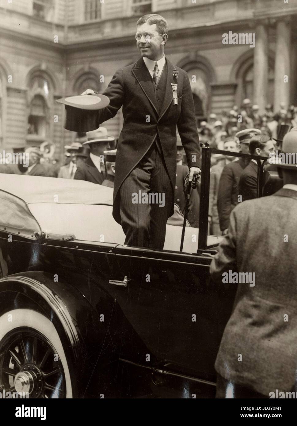 Le prince héritier Gustav Adolf de Suède arrive à New York en 1926, accueilli par une foule enthousiaste alors qu'il se tient debout dans une voiture ouverte, tenant son chapeau haut. Banque D'Images