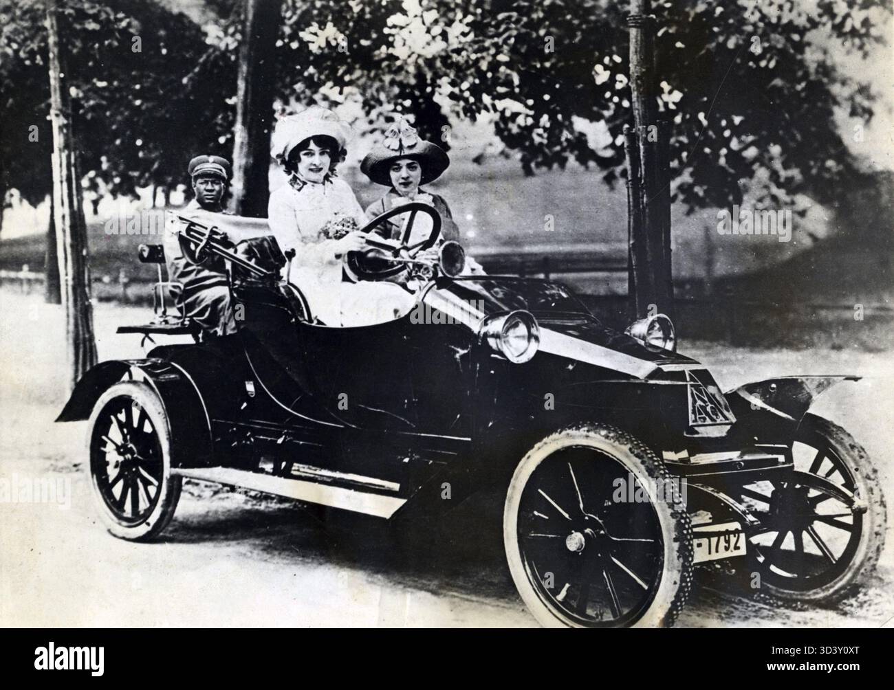 Cette photographie de 1907 montre deux femmes, Fritsi Massary et Madge Lessing, dans une automobile NAG avec leur chauffeur. L'image capture la culture des voitures de luxe du début du XXe siècle et le statut éminent des femmes. Banque D'Images