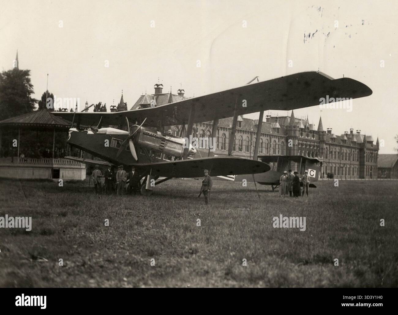 Le Handley page O/400, un bombardier britannique lourd utilisé pendant la première Guerre mondiale, a été photographié en 1919 à la caserne chassé à Breda. Ce bombardier, avec deux moteurs Rolls-Royce, était réputé pour sa taille et sa capacité de bombardement. Banque D'Images