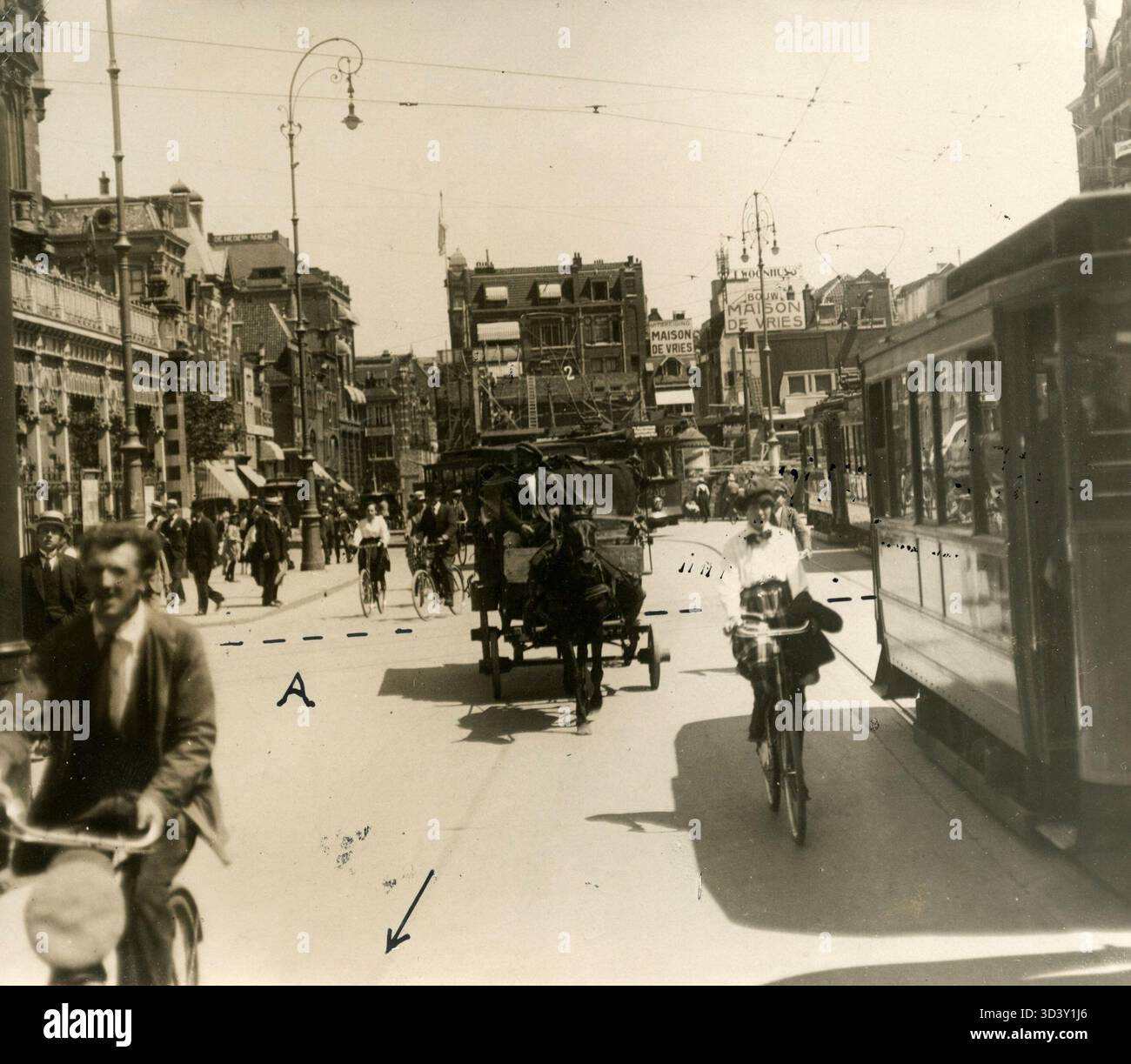 La Leidsestraat à Amsterdam est une rue dangereuse et animée en 1920, utilisée par des calèches, des tramways, des cyclistes et des automobiles. L'image montre la circulation dense à l'intersection avec Leidseplein. Amsterdam, 1920. Banque D'Images