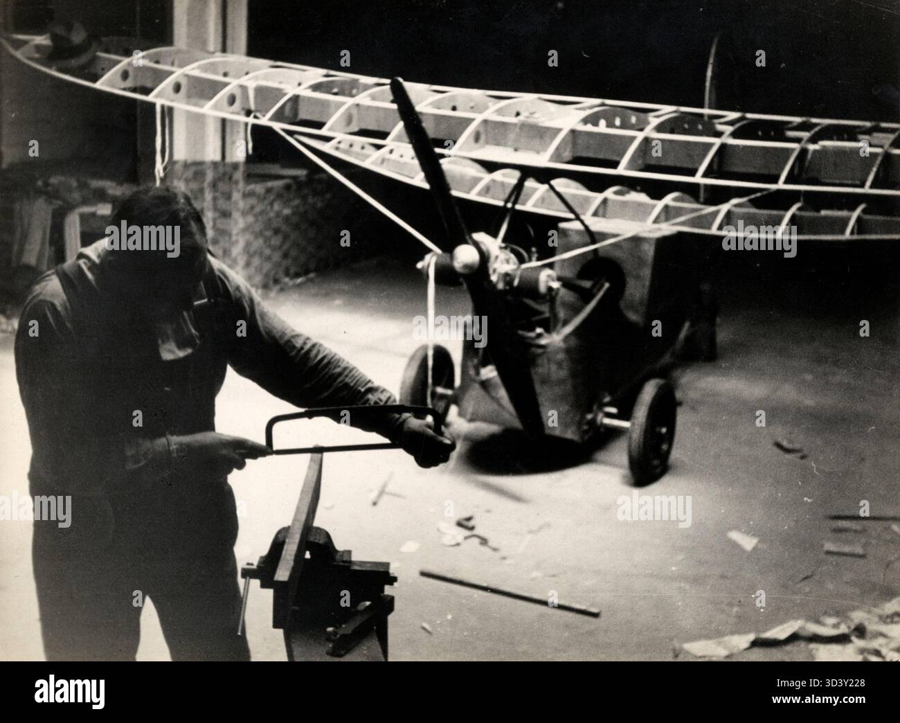 Amateurs en France construisant un avion Pou du ciel, une conception d'Henri Mignet, en 1940. Le petit avion représente l'esprit expérimental et innovant des débuts de l'aviation. Banque D'Images