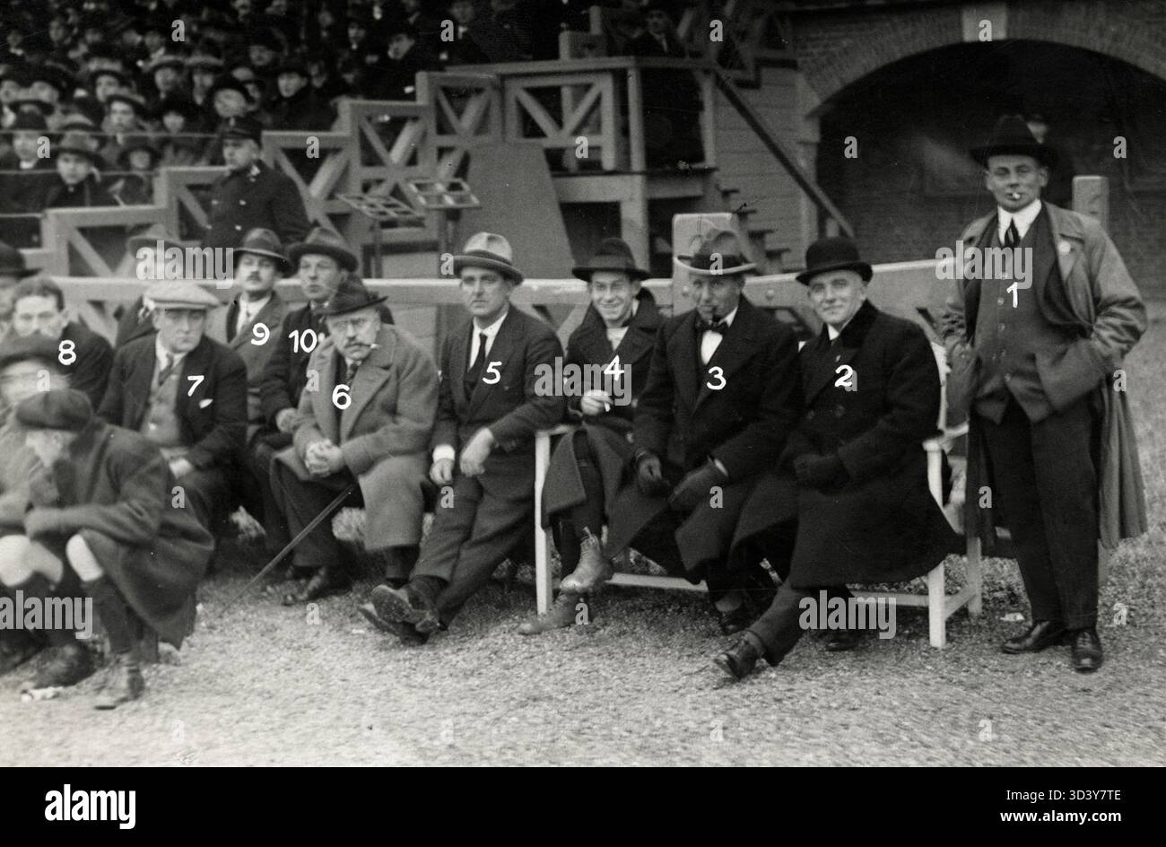 Match de football entre les pays-Bas et la Suisse (score 4-1) le 25 novembre 1923. Des officiels de l'Association néerlandaise de football et des officiels suisses, dont L. Boeljon et J.J. van den Berg, sont vus au stade. Banque D'Images