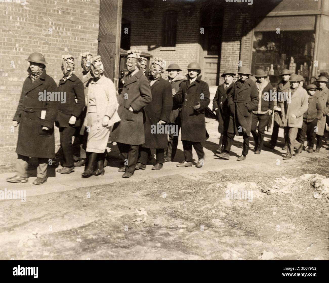 En 1926, des soldats, dont certains portaient des masques à gaz, ont été déployés pour affronter les travailleurs en grève dans le New Jersey, aux États-Unis. Cette photographie capture un moment tendu dans l'histoire du travail américain. Banque D'Images