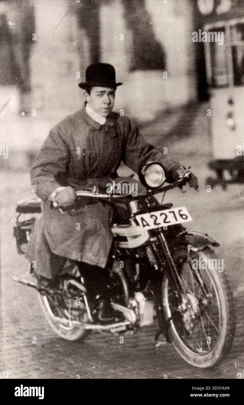 Le prince héritier Gustav Adolf de Suède, vu à moto dans les rues de Stockholm en 1922, vêtu d'un imperméable et d'un chapeau melon. Banque D'Images