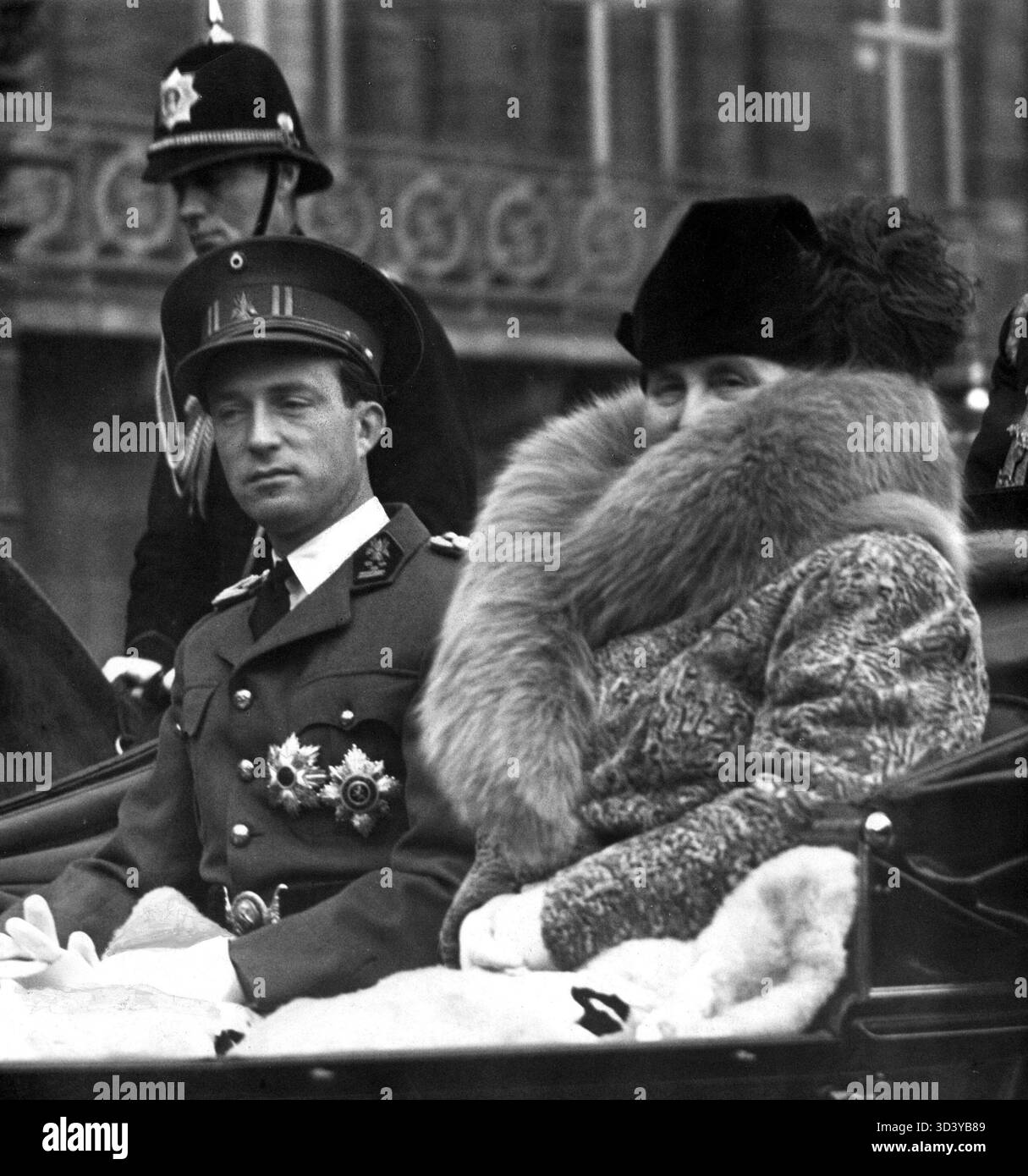 En 1938, le roi Léopold III de Belgique s'est rendu aux pays-Bas pour une visite d'État. Lui et la reine Wilhelmine ont été accueillis avec enthousiasme à Amsterdam, avec des foules acclamant à la gare centrale et à la place du Dam. Banque D'Images