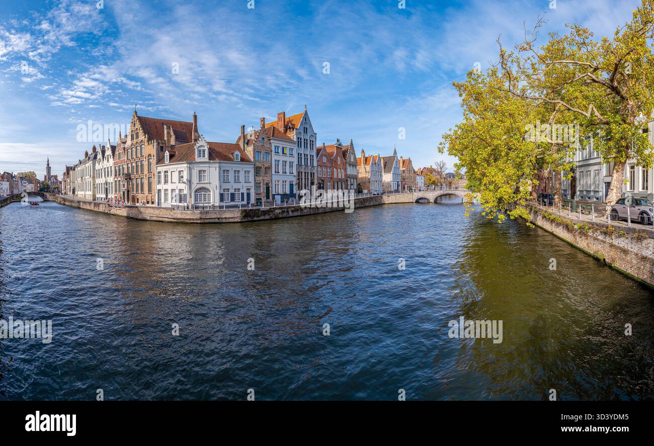 Canal Spiegelrei et bâtiments médiévaux à Bruges, Belgique Banque D'Images