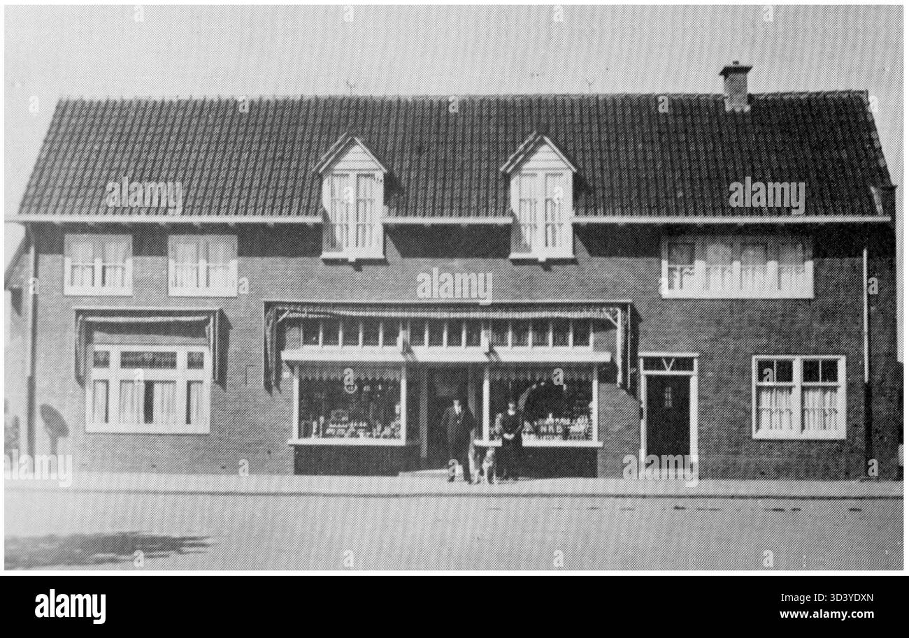 Une vue de face vers 1929 de l'épicerie de Piet de Boer située à Kerkplein à Heemskerk, documentant l'espace de vente au détail local. Banque D'Images