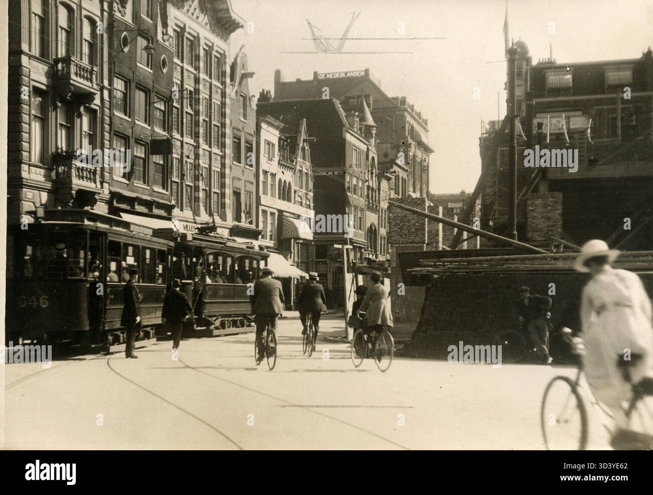 La Leidsestraat à Amsterdam, connue pour son trafic dense en 1920, est utilisée par les piétons, les calèches, les cyclistes et les tramways. Cette rue dangereuse voit une variété de véhicules interagir sur la route. Amsterdam, 1920. Banque D'Images
