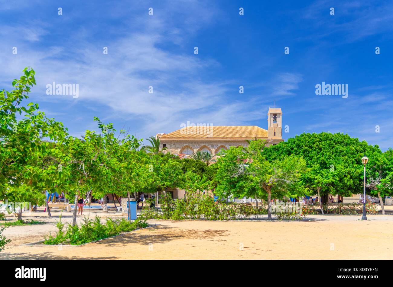 Plaza Mayor Square de l'île de Tabarca Nueva Tabarca Isla Plana village ville et St Pierre et St Paul église catholique Iglesia de San Pedro y San Pablo i Banque D'Images