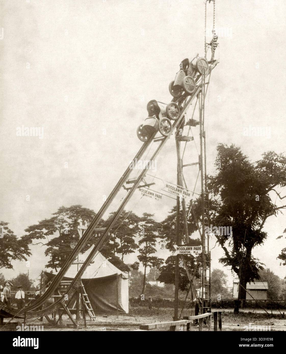 Cette photo de 1924 montre la tentative douteuse des soeurs Belly et Peggy Gregg d'exécuter un saumon somersault simultané au Woodlandpark, Trenton, New York, juste avant leur saut audacieux. Le moment capturé montre le début de la cascade. Banque D'Images