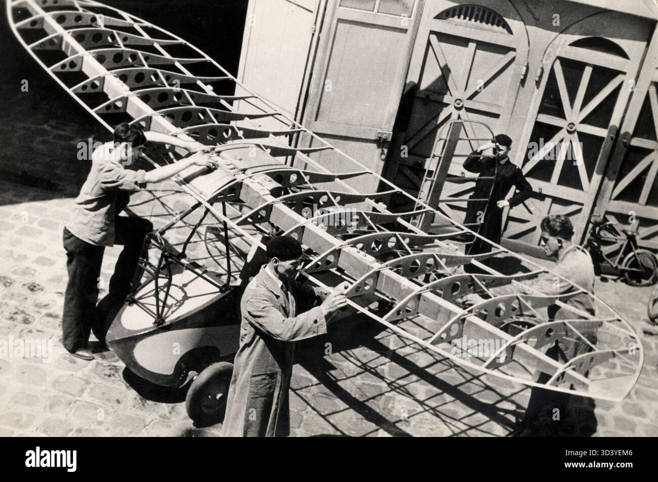 Amateurs en France construisant un avion Pou du ciel, conçu par Henri Mignet, en 1940. Ce petit avion léger est un produit des premières innovations aéronautiques. Banque D'Images