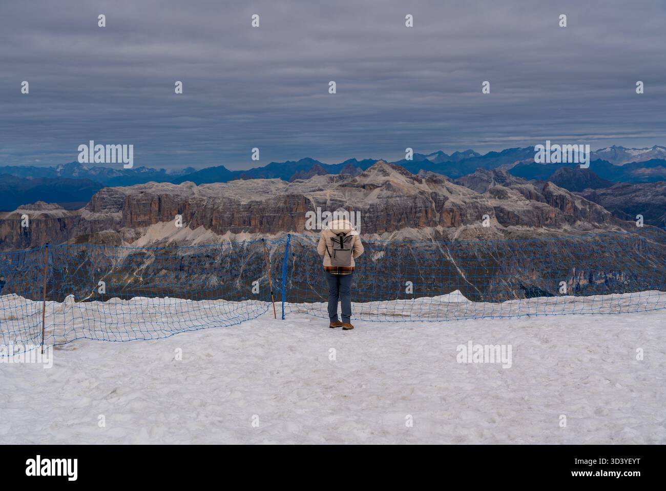 Touriste sur le glacier Marmolada, surplombant les Dolomites en Italie. Banque D'Images