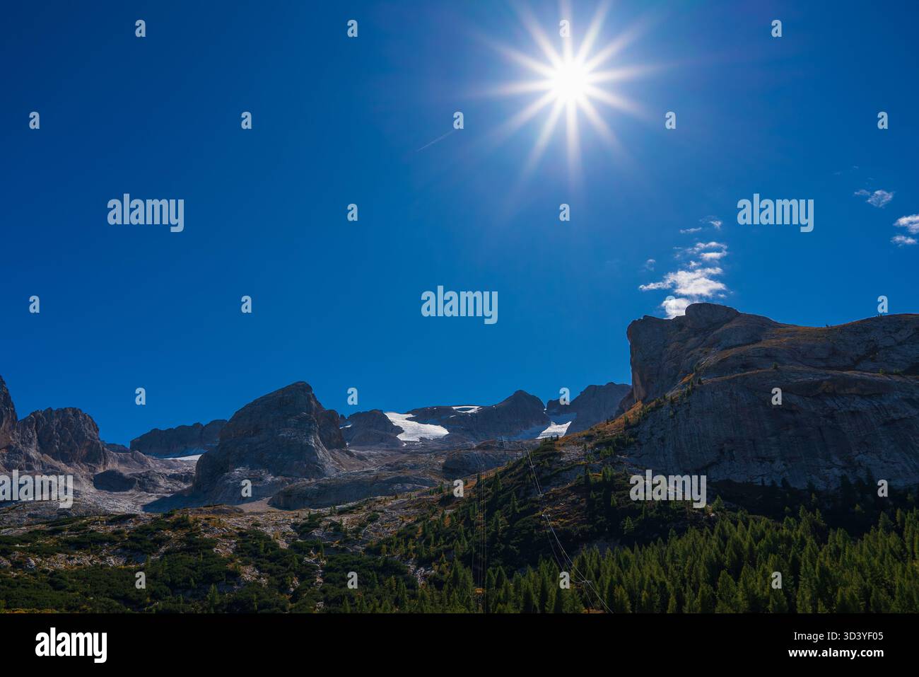 Vue panoramique sur le glacier Marmolada dans les Dolomites, Italie. Banque D'Images