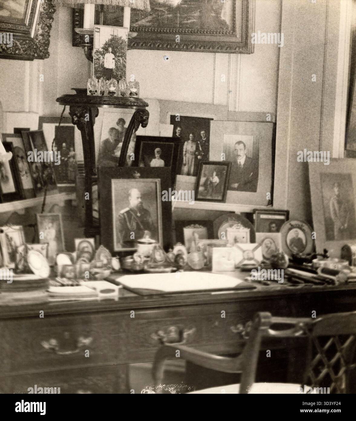 En 1927, l'impératrice Dagmar, ancienne tsarine Maria Feodorovna de Russie, passe ses dernières années au château de Hoidove près de Copenhague, où son bureau expose des portraits de la famille Romanov assassinée. Banque D'Images
