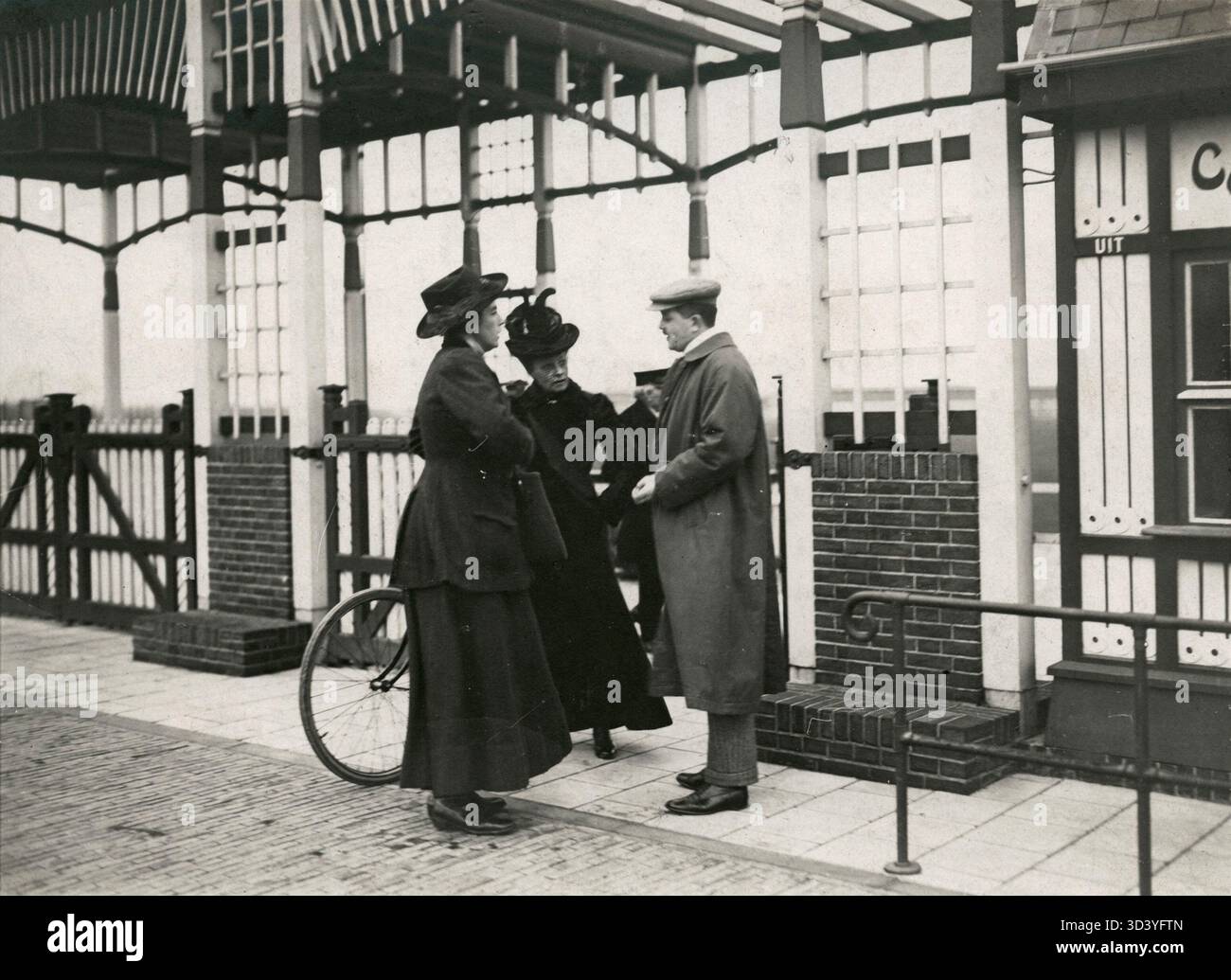 Dans cette photo d'avant 1910, MM. Bicker et Peterson (épouse du consul général russe) parlent à MM. Moriarty, un dirigeant scout anglais. Les femmes ont joué un rôle déterminant dans la fondation du corps des garçons scouts à la Haye. Banque D'Images