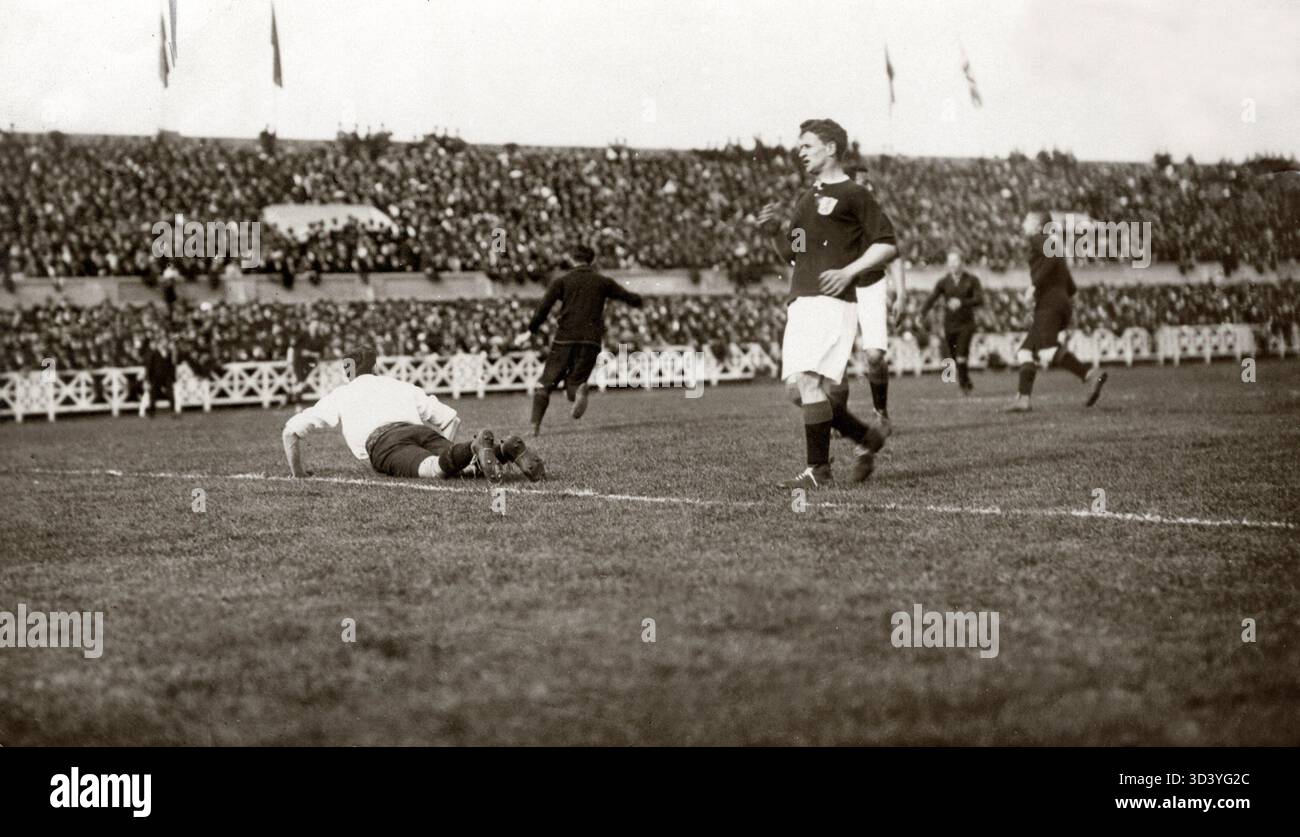 Lors du match de football entre les pays-Bas et la Belgique le 26 avril 1914 (résultat 4-2), le gardien de but Just Göbel plonge pour sauver une dangereuse contre-attaque belge. Banque D'Images