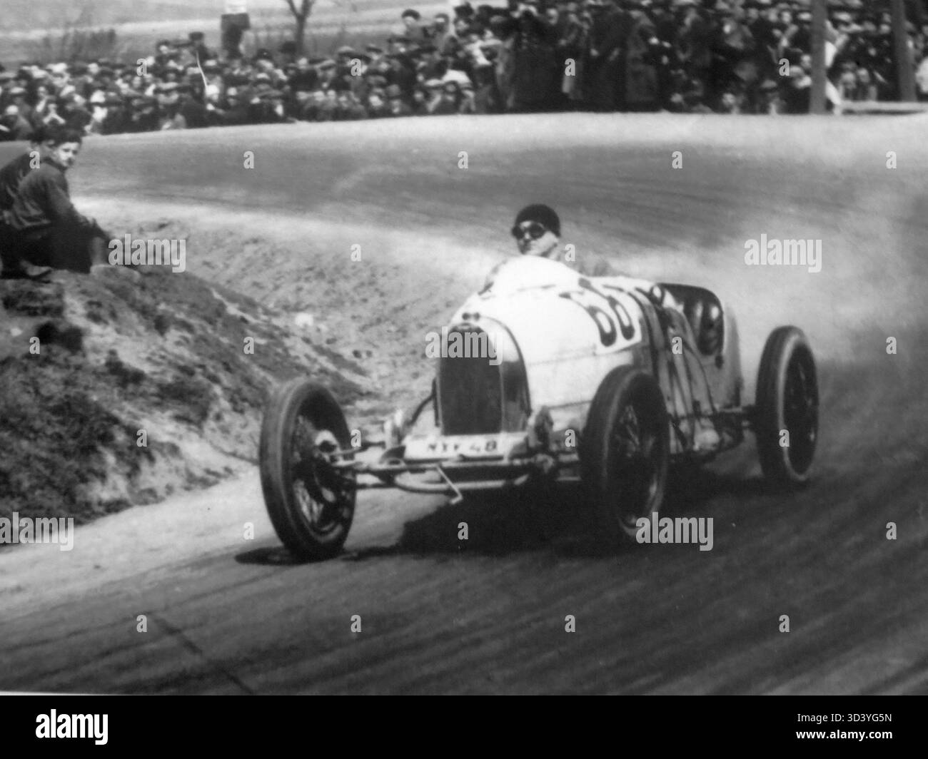 Milo Bondy, photographié sur une Bugatti T37A, a remporté la catégorie 1,5 litres lors de la course Zbraslav-Jílovit en 1929. La Bugatti T37A était une voiture importante dans le sport automobile du début du XXe siècle. Banque D'Images