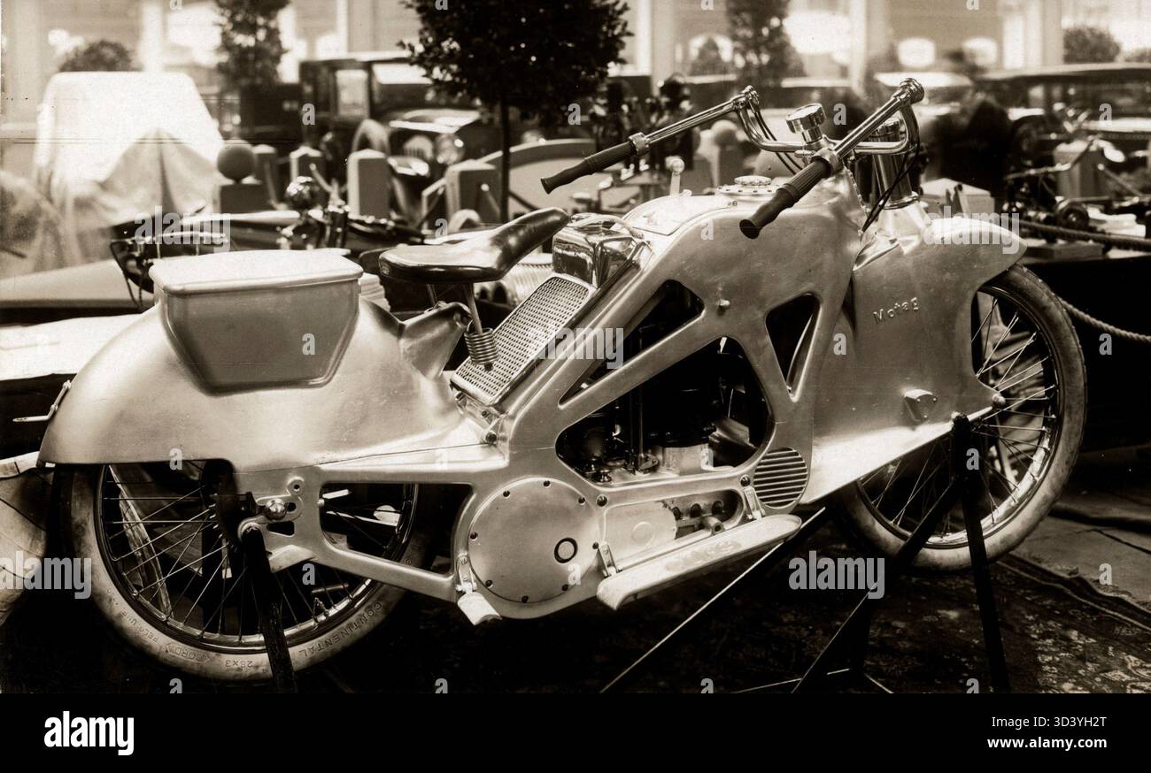 Dans cette photographie de 1923 de l'exposition automobile et moto à Berlin, en Allemagne, une moto en aluminium est montrée. Le vélo est léger et peut être transporté d'une seule main, mettant en valeur les conceptions innovantes de l'époque. Banque D'Images
