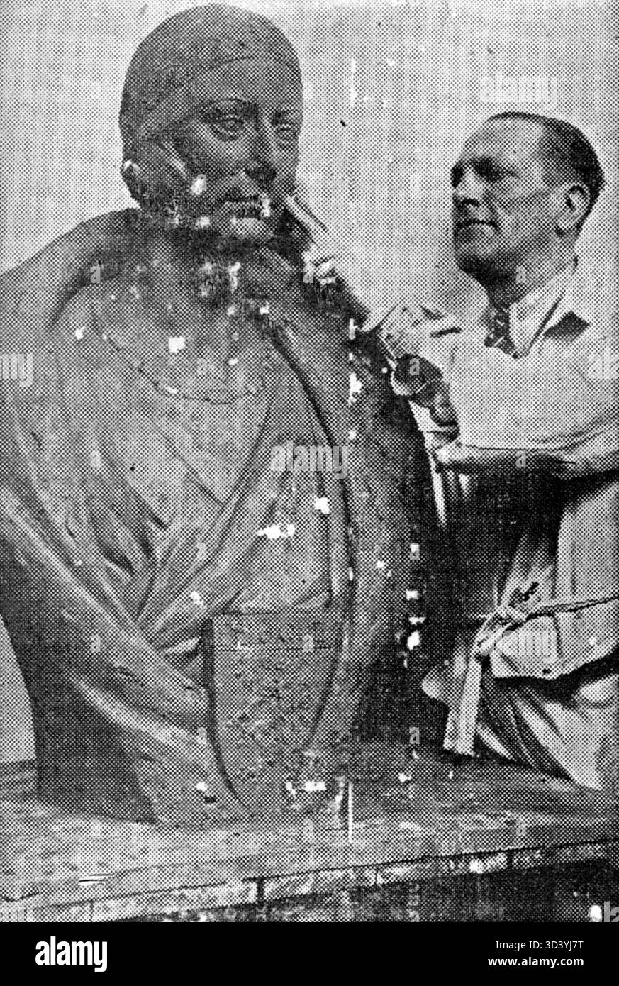 Cette photographie de 1934 montre Pierre de Soete aux côtés d'un buste de la reine Astrid de Belgique. Il capture un moment d'importance historique pendant son règne. Banque D'Images