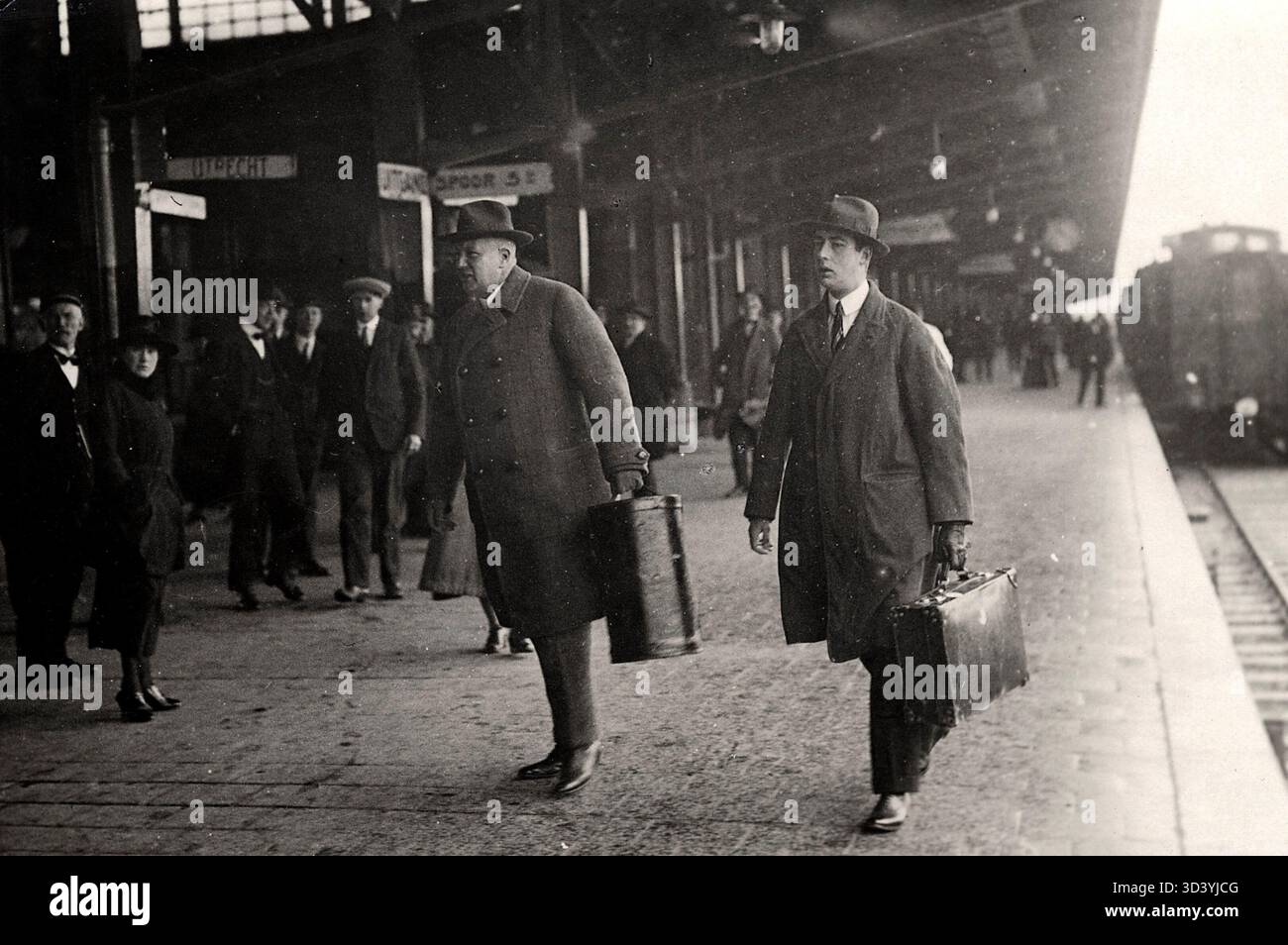 En novembre 1922, l'ancien Kaiser Guillaume II de Hohenzollern épouse la princesse Hermine de Reuss zu Greiz à Doorn. La photo montre le prince Eitel Friedrich, le deuxième fils du Kaiser, à la gare d'Utrecht en route pour le mariage. Banque D'Images
