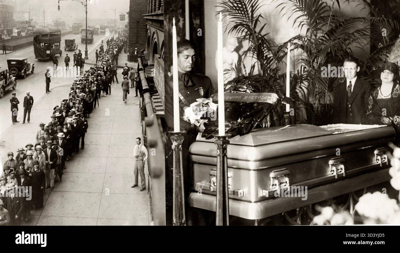 Un diptyque représentant la mort du célèbre acteur Rudolf Valentino : gauche montre une grande file de deuils devant sa maison, droite représente un soldat fasciste plaçant une couronne sur le cercueil avec l'inscription 'de Benito Mussolini'. États-Unis, New York, 1926. Banque D'Images