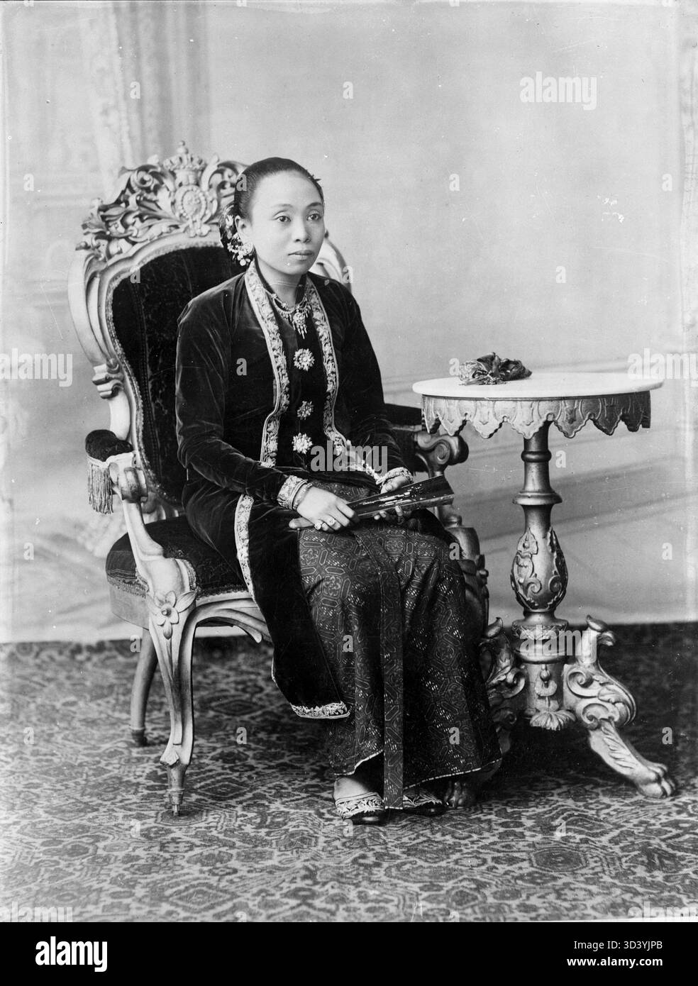 Portrait d'une femme indonésienne richement habillée pris dans un studio photo en Indonésie (anciennement Indes orientales néerlandaises) entre 1880 et 1910. Banque D'Images