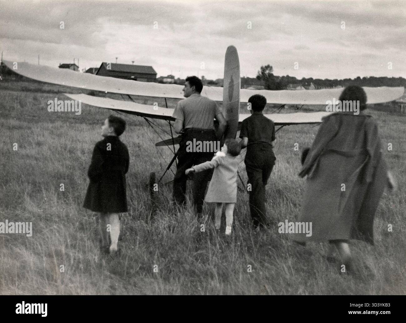 En 1932, l'ingénieur français Henri Mignet conçoit le plus petit avion du monde, le Pou-du-ciel. Cet avion était peu coûteux, facile à construire et simple à utiliser. Il est devenu connu pour sa taille compacte et l'accessibilité pour les constructeurs amateurs. La photo, prise en 1935, montre l'avion en action. Banque D'Images