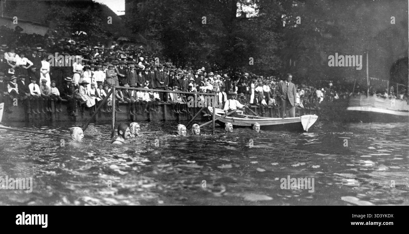 Les joueurs de Rotterdam et de la Haye défendent leurs buts lors d'un match de polo en eau libre en 1913. Une personne dans une barque, peut-être l'arbitre, est visible. Banque D'Images