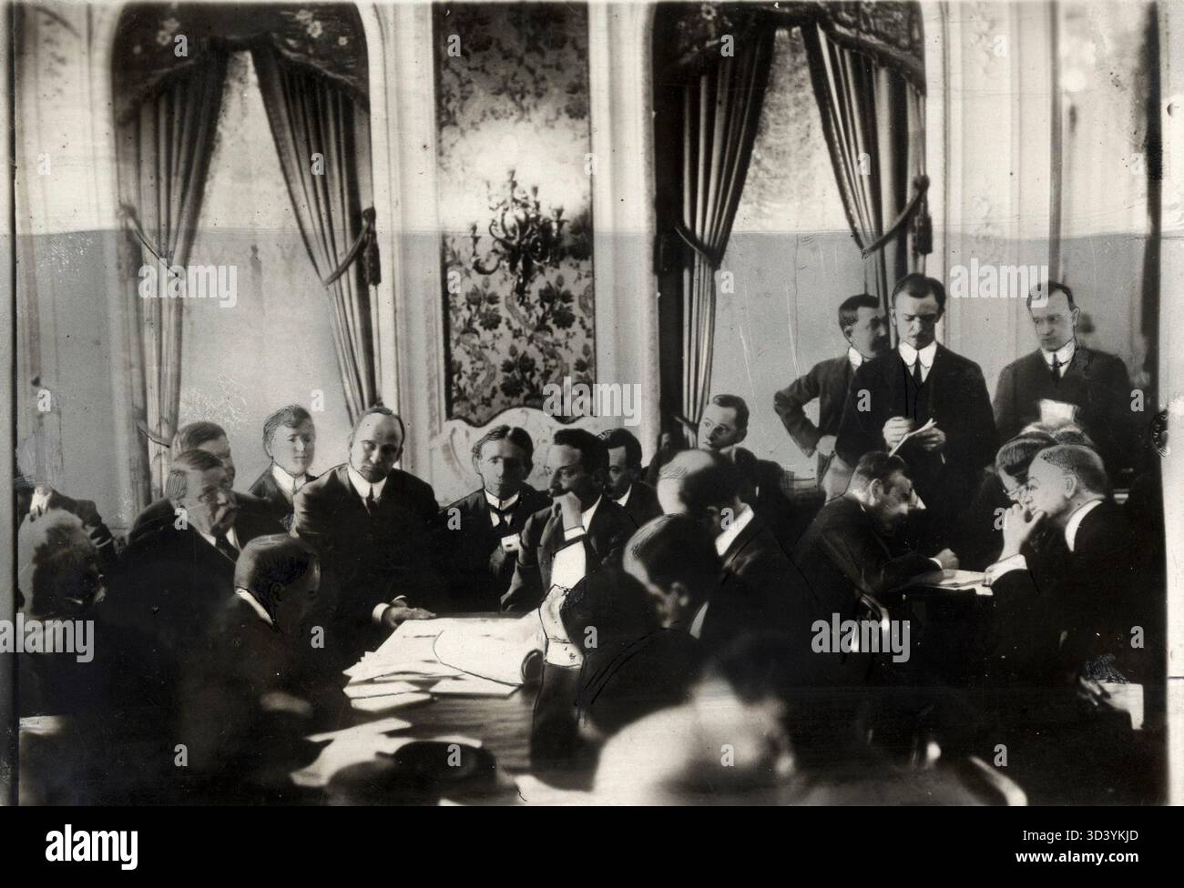 Une réunion de la commission enquêtant sur la catastrophe du RMS Titanic, suite à son naufrage en avril 1912. Cette photo montre l'enquête sur les événements entourant le naufrage du navire après qu'il a frappé un iceberg. Banque D'Images