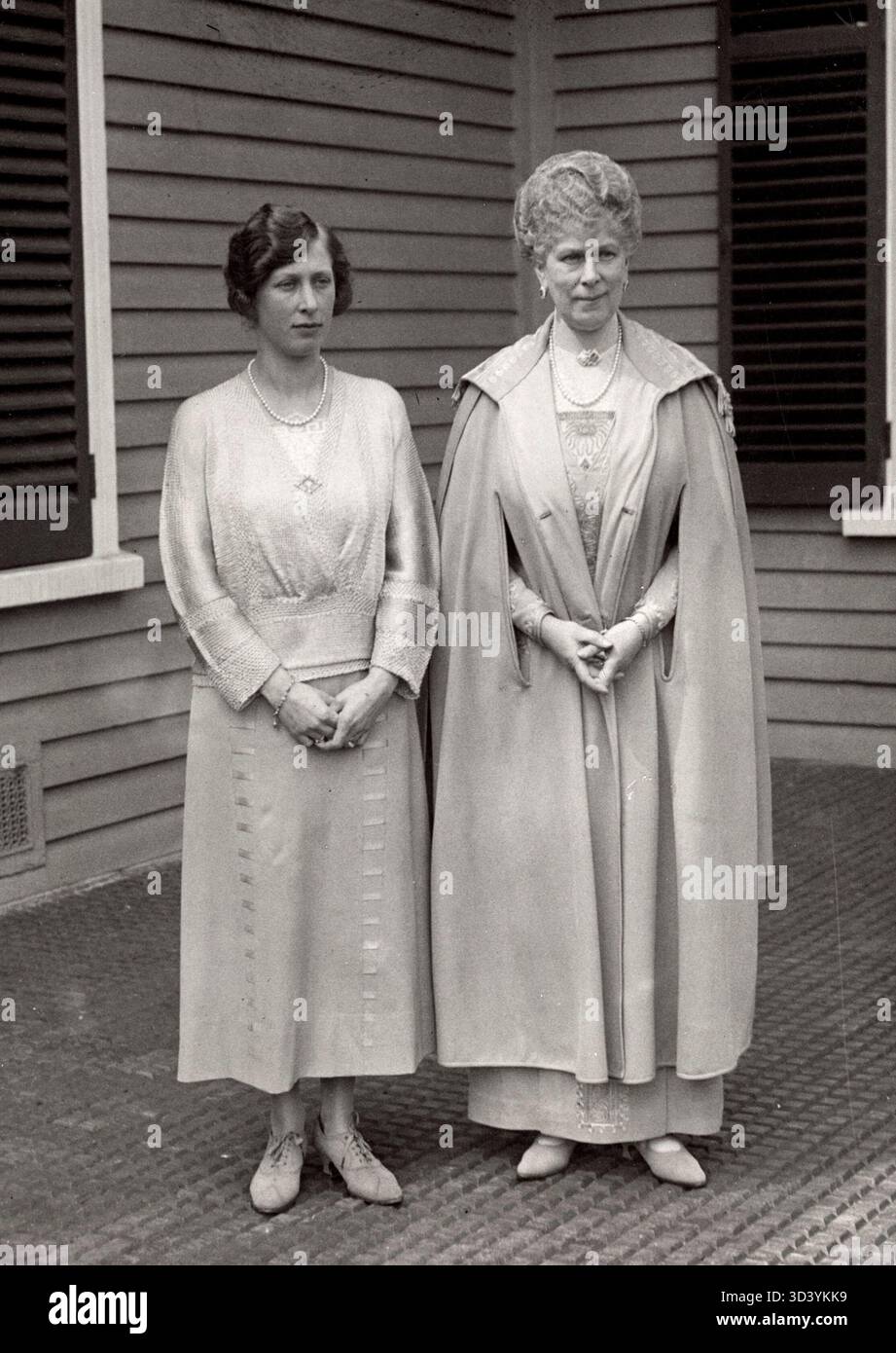 La reine Mary et la princesse Mary de la famille royale britannique au pavillon Aldershot en Angleterre, vers 1930, font partie de leurs apparitions publiques en faveur de diverses causes. Banque D'Images