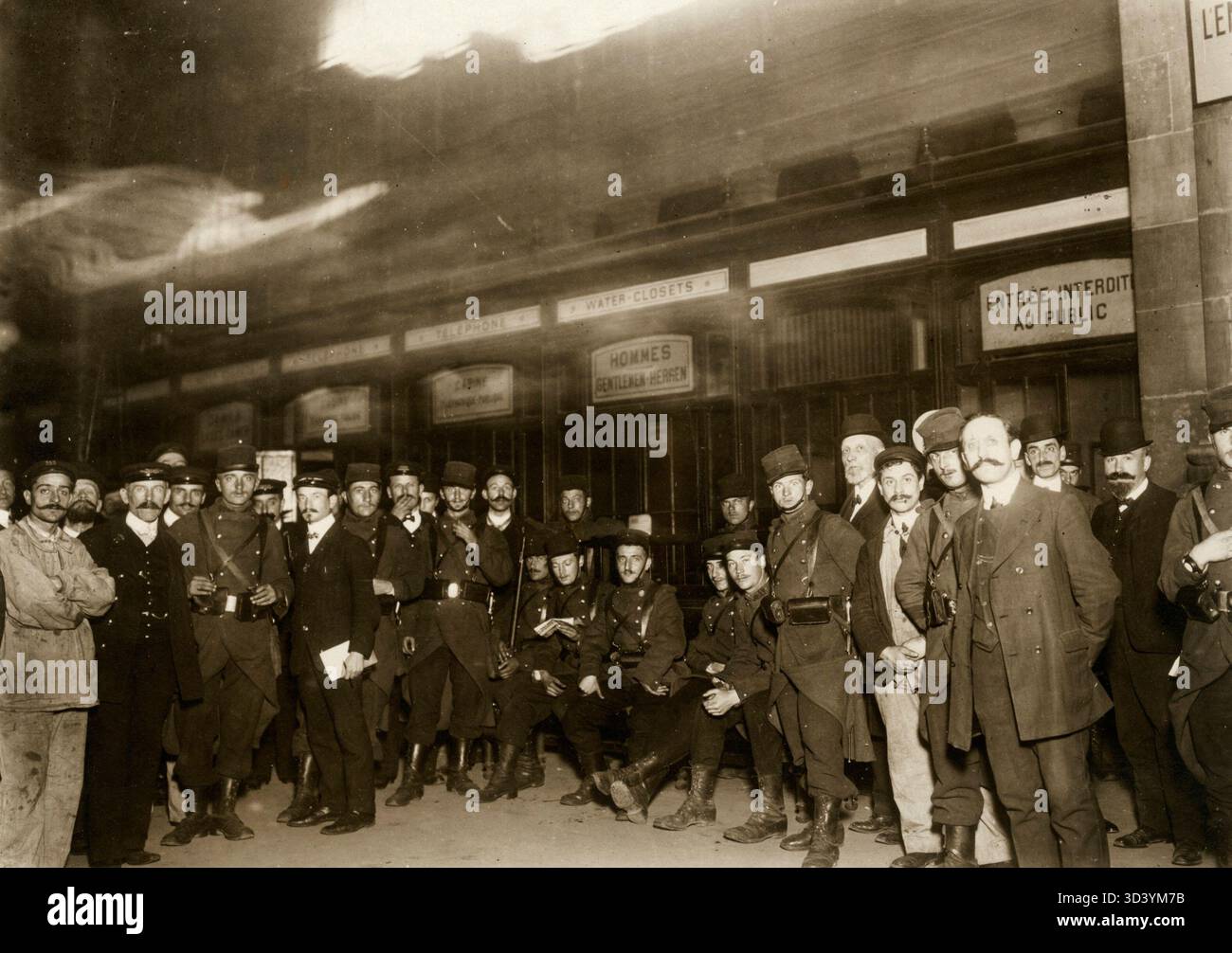Les soldats du 31e régiment d'infanterie sont affectés à la garde de la Gare du Nord à Paris lors de la grève ferroviaire de 1910. Cette photo les montre stationnés à la gare. Banque D'Images