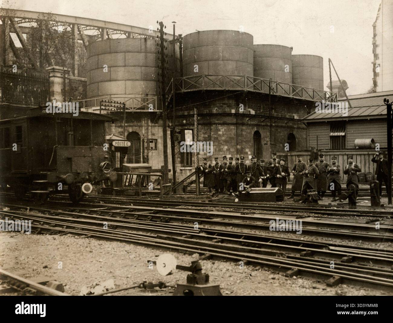 En 1910, des soldats français ont été appelés pour garder la gare du Nord lors d'une grève ferroviaire majeure. Une locomotive reste inactive sur la photo. Banque D'Images