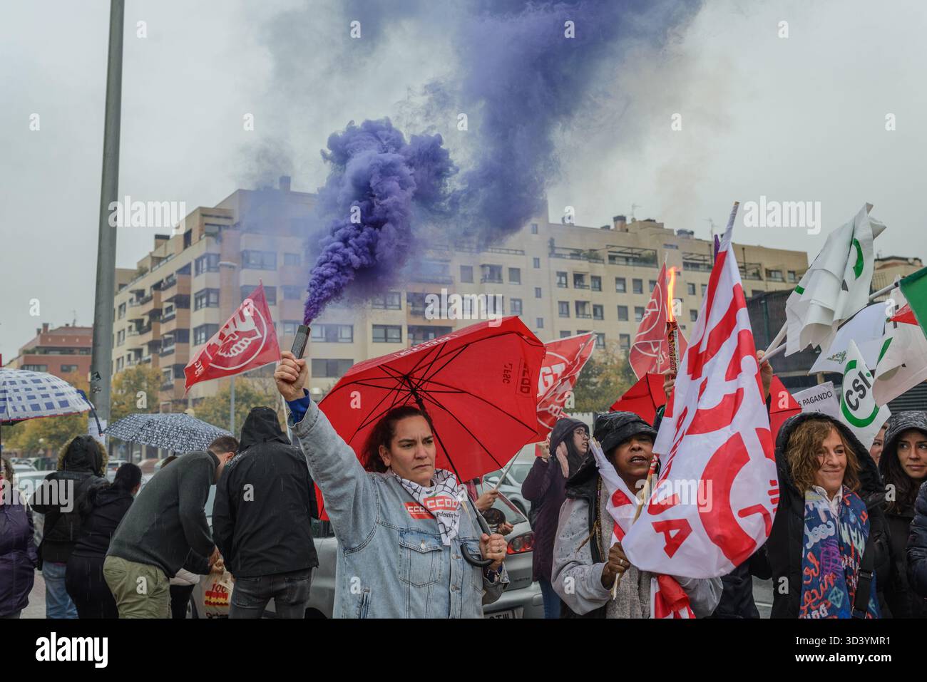 Logrono, la Rioja, ESPAGNE. 7 novembre 2025. Les syndicats CCOO, CSIF et UGT réclament une convention collective équitable pour les travailleurs des maisons de retraite et des centres de jour, incluant une augmentation salariale de 25 %, une réduction du temps de travail, des congés de maladie payés de 100 % et une meilleure conciliation travail-vie privée. .(photographie de MARIO Martija). Crédit : Mario Martija/Alamy Live News Banque D'Images