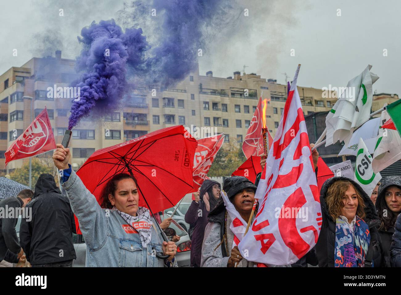 Logrono, la Rioja, ESPAGNE. 7 novembre 2025. Les syndicats CCOO, CSIF et UGT réclament une convention collective équitable pour les travailleurs des maisons de retraite et des centres de jour, incluant une augmentation salariale de 25 %, une réduction du temps de travail, des congés de maladie payés de 100 % et une meilleure conciliation travail-vie privée. .(photographie de MARIO Martija). Crédit : Mario Martija/Alamy Live News Banque D'Images
