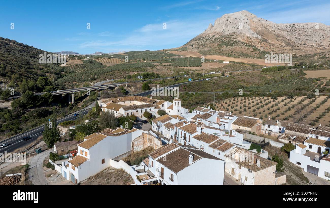 Vue aérienne du hameau de Villanueva del Cauche dans la province de Málaga, Espagne Banque D'Images