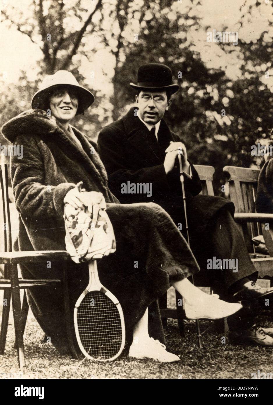 La princesse Louise Mountbatten et le prince héritier Gustav Adolf après un tournoi de tennis à Londres lors de leur mariage, 1923. L'image fait partie de la collection Het Leven, mais elle n'a pas été publiée à l'époque. Banque D'Images