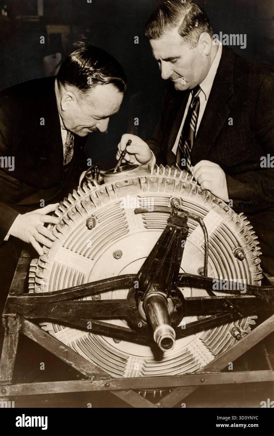Une nouvelle conception de moteur d'avion est présentée dans une usine aux États-Unis, 1939. Le moteur est censé fonctionner à la puissance standard tout en pesant seulement un tiers des modèles typiques. Banque D'Images