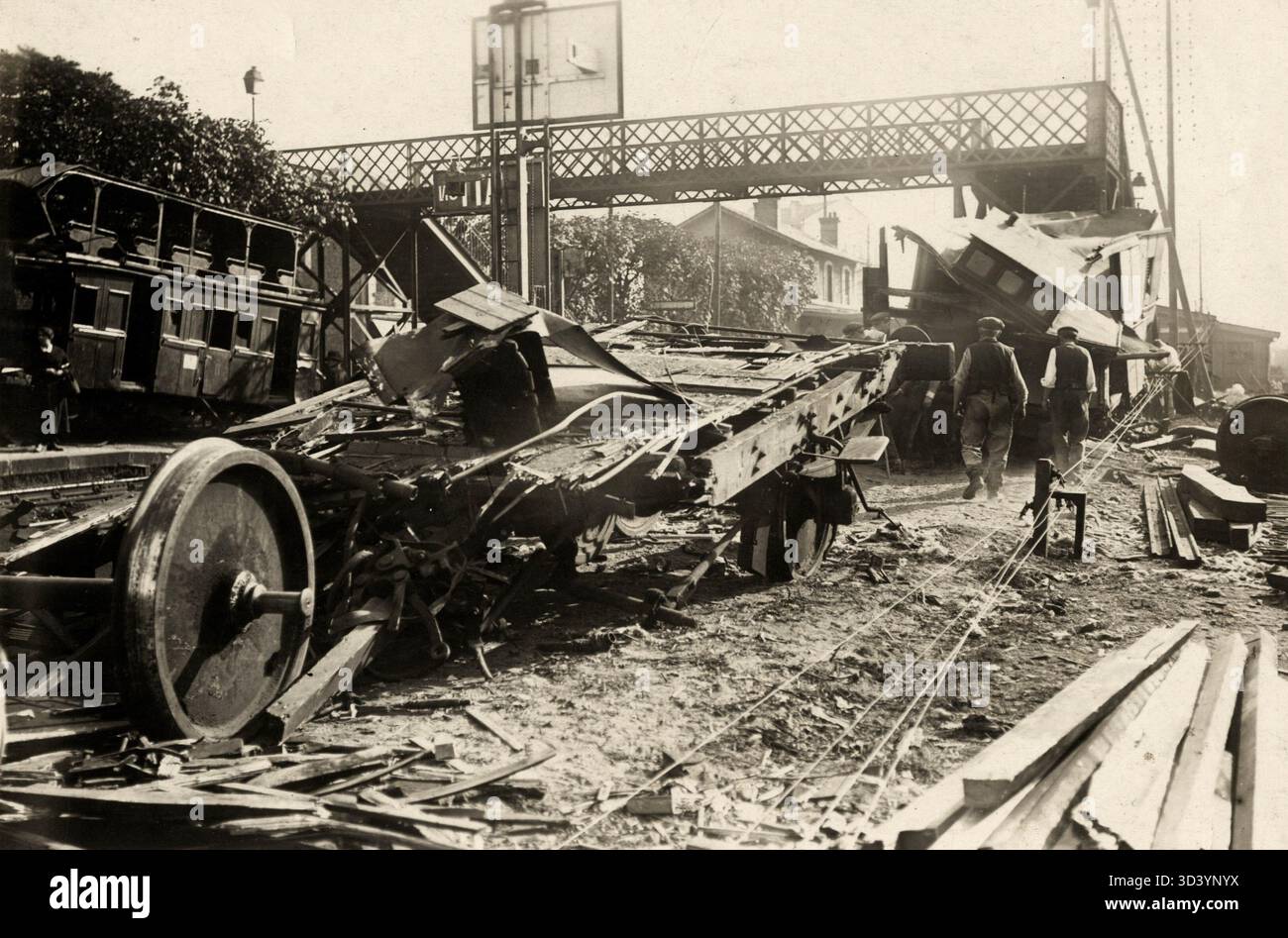 Une collision entre un train express Paris-Nantes bondé et un train de marchandises à Houilles près de Paris en 1920 a fait quarante morts et des centaines de blessés. L'épave comprend des parties d'un wagon tampon près du pont de signalisation de la gare des Houilles. Banque D'Images