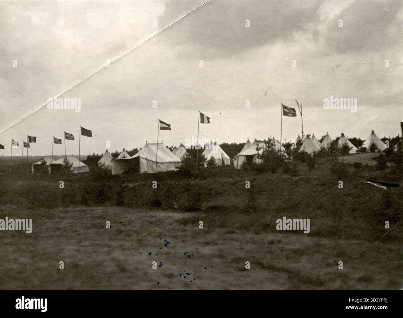 Cette photographie de 1911 représente le camp de tentes de Soesterberg lors du festival européen de l'aviation de circuit aux pays-Bas. Le camp a été établi pour les visiteurs qui séjournaient à l'aérodrome. Banque D'Images