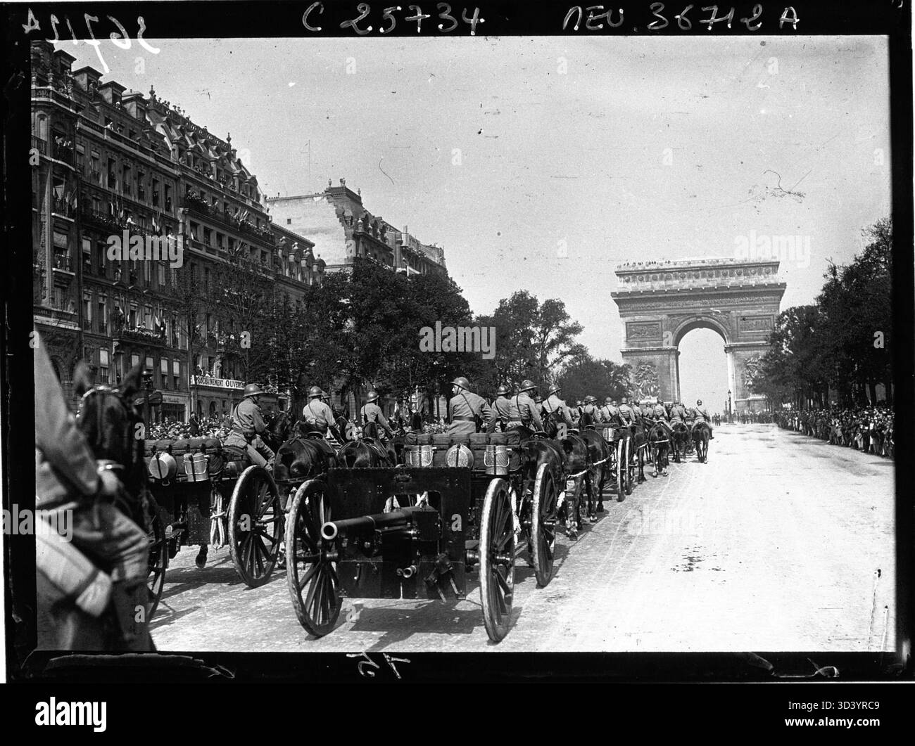 Le défilé militaire du 14 juillet 1926 en France mettait en vedette la division d’artillerie, mettant en valeur la capacité militaire de la France. Cet événement s’inscrivait dans le cadre de la célébration annuelle de la France, mettant l’accent sur la fierté nationale et la force militaire. Banque D'Images