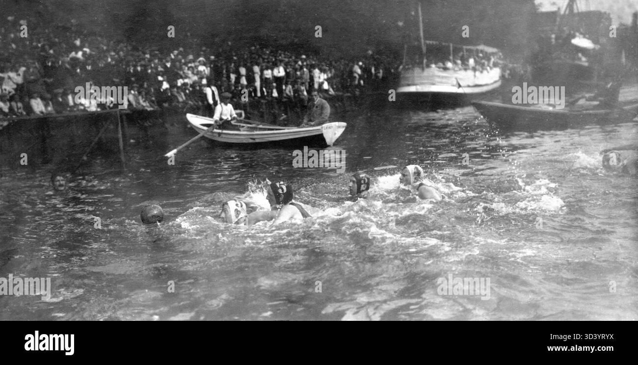 En 1913, un match de water-polo se tient en eau libre à Rotterdam entre les équipes de Rotterdam et de la Haye, entourées de chaloupes. Banque D'Images