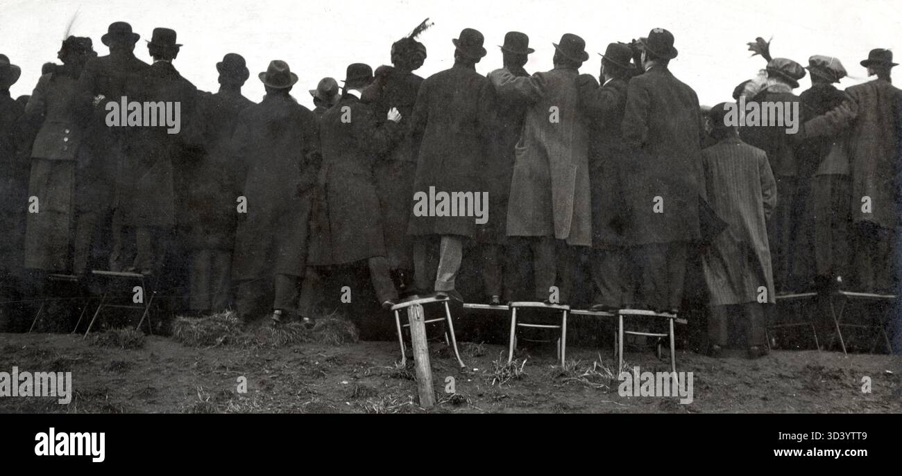 Le match international de football entre la Belgique et les pays-Bas se termine par un match nul de 3-3. La photo montre des spectateurs bondés pour regarder le match. Anvers, Belgique, 9 mars 1913. Banque D'Images