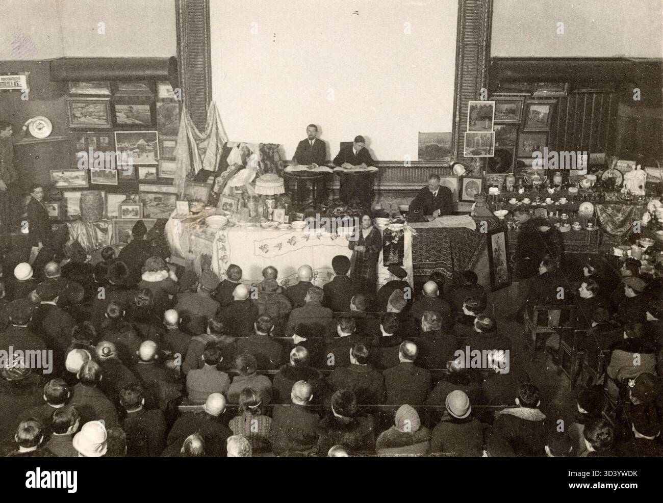 En 1927, la vente aux enchères de porcelaine et autres biens de l'ancienne famille tsariste russe Romanov a eu lieu à Moscou, marquant la fin d'une époque. Banque D'Images