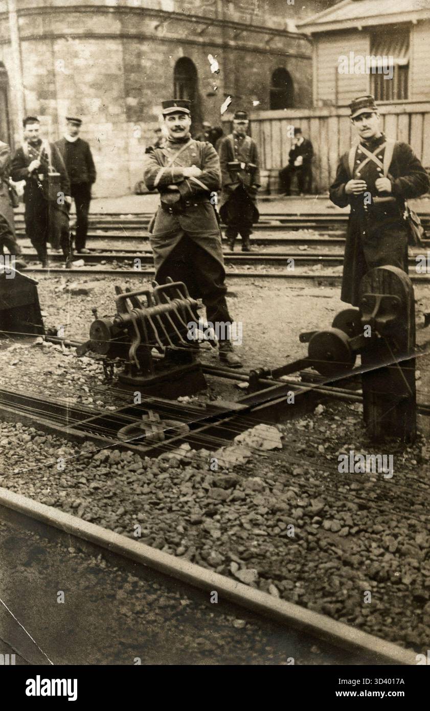 En 1910, l'armée française participe à la gestion de la grève ferroviaire en gardant les signaux manuels à la Gare du Nord. Cette photo montre des soldats gardant les mécanismes de signalisation. Banque D'Images
