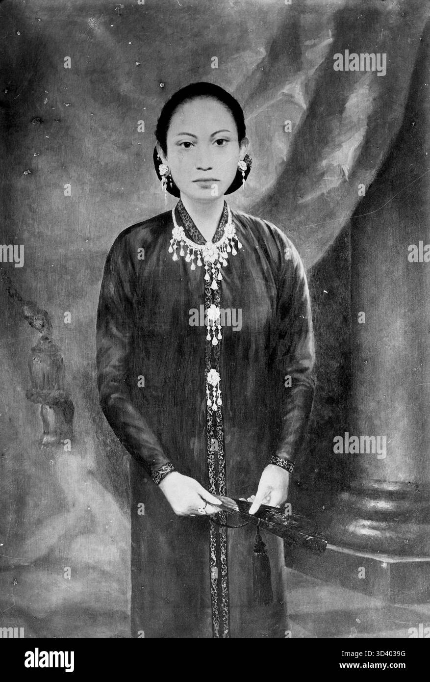 Portrait peint d'une femme indonésienne vêtue d'une tenue royale. L'emplacement est inconnu, et le portrait date de 1880 à 1910. Banque D'Images